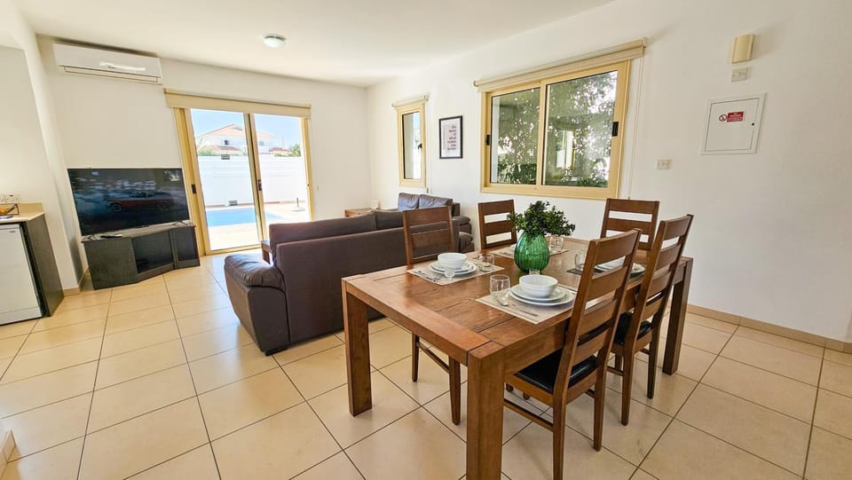 TV and multimedia, Living room, Seating area, Dining area