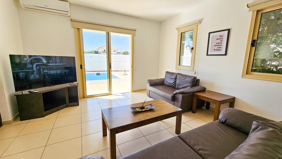 Communal lounge/ TV room, TV and multimedia, Living room, Seating area, Evening entertainment, Pool view, air conditioner