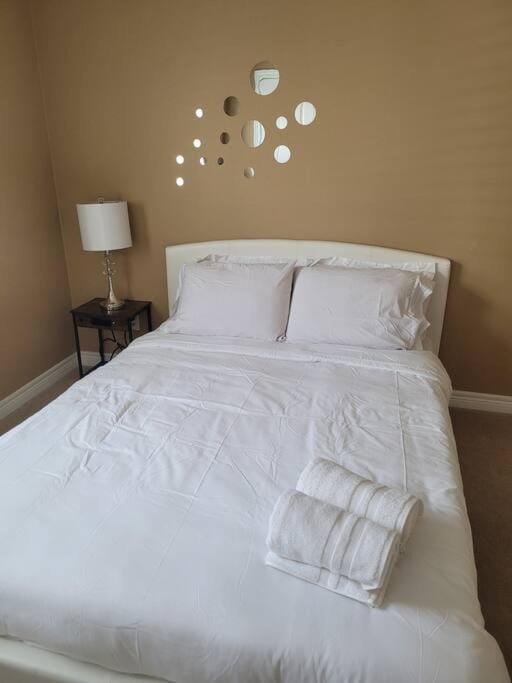 Huge Family home sleeps 14 with 5 parking spots House in Kitchener