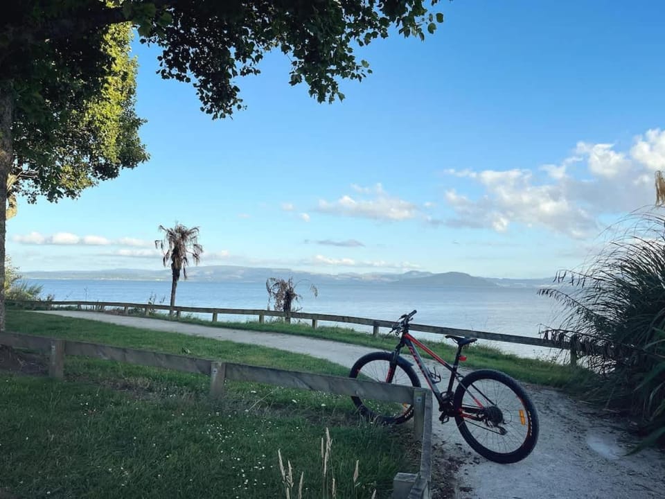 Cozy Lake Retreat Lake Views & Amazing Games Room House in Rotorua