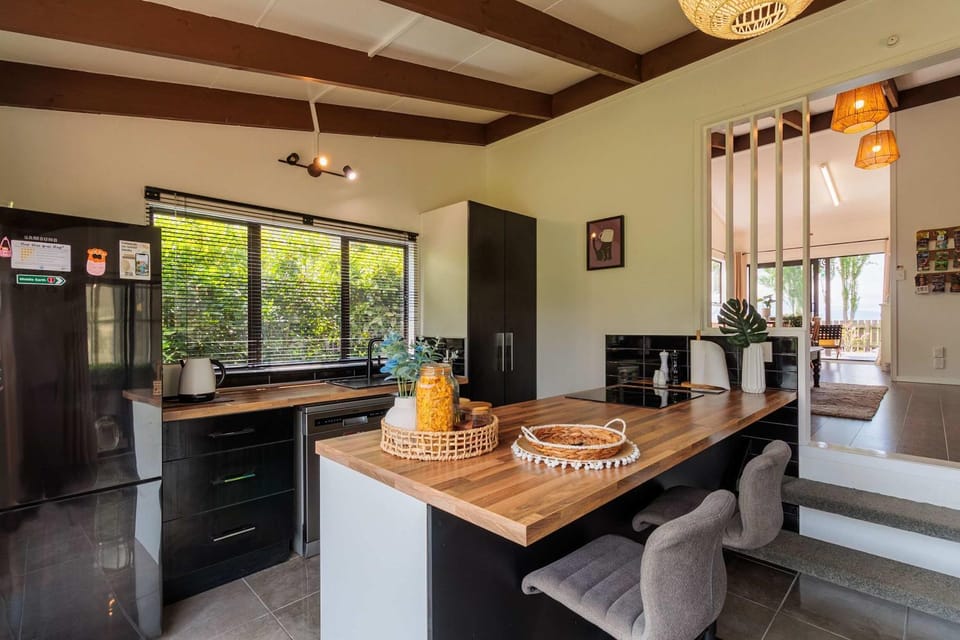 Cozy Lake Retreat Lake Views & Amazing Games Room House in Rotorua