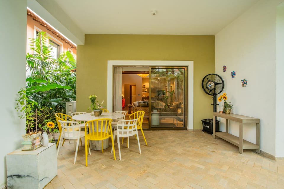 Patio, Garden, Living room, Seating area, Dining area, Garden view