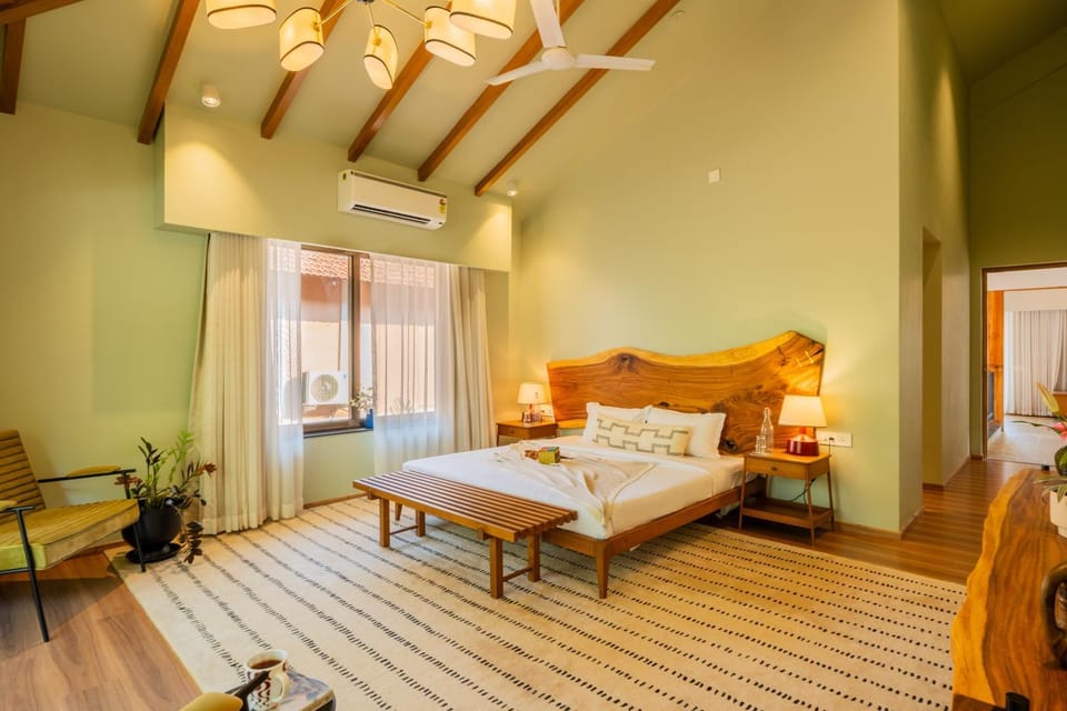 Bed, Living room, Photo of the whole room, Seating area, Bedroom
