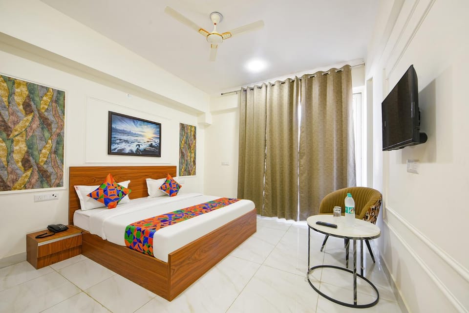 Bed, TV and multimedia, Bedroom