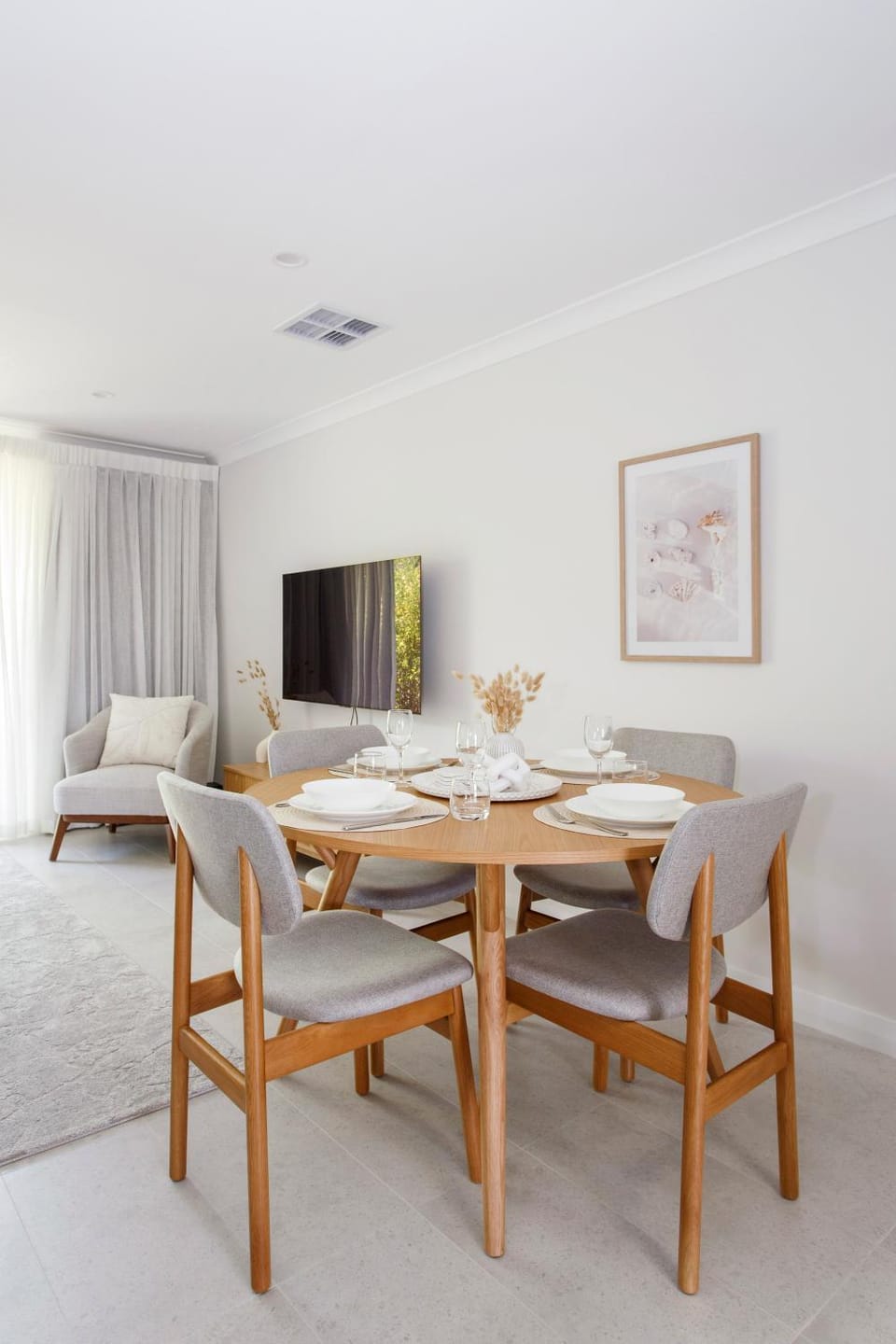 TV and multimedia, Living room, Seating area, Dining area