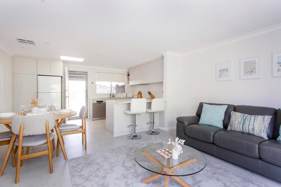 Kitchen or kitchenette, Living room, Seating area, Dining area