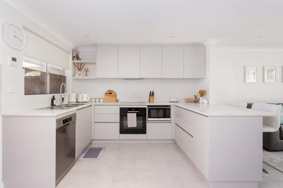 Coffee/tea facilities, Kitchen or kitchenette, dishwasher, oven, stove, toaster