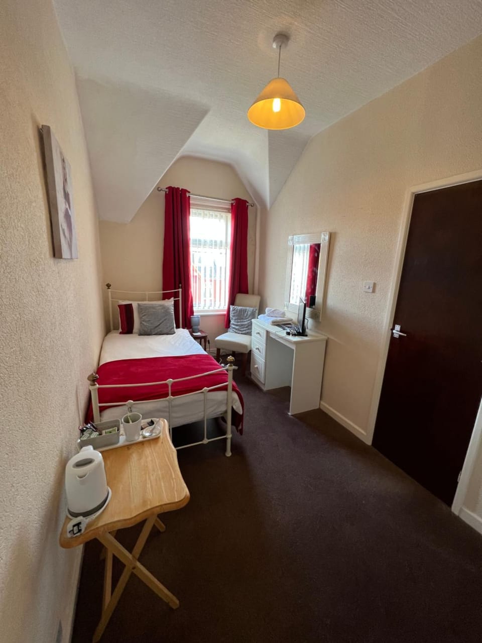 Photo of the whole room, Bedroom