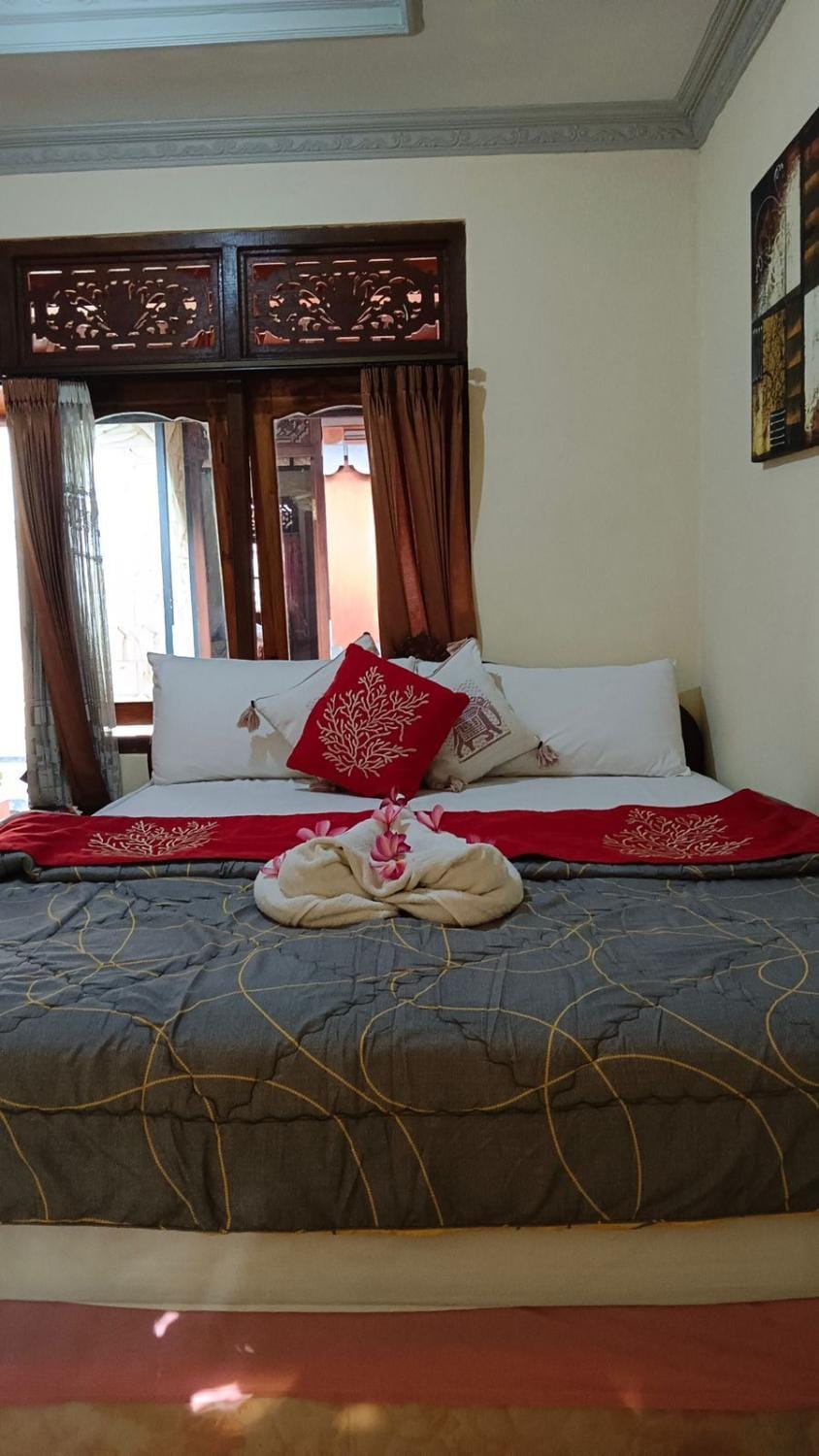 Bedroom, towels