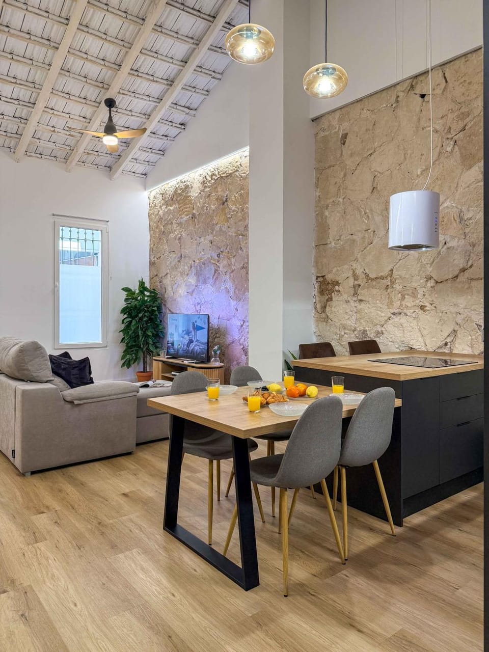 Dining area, kitchen