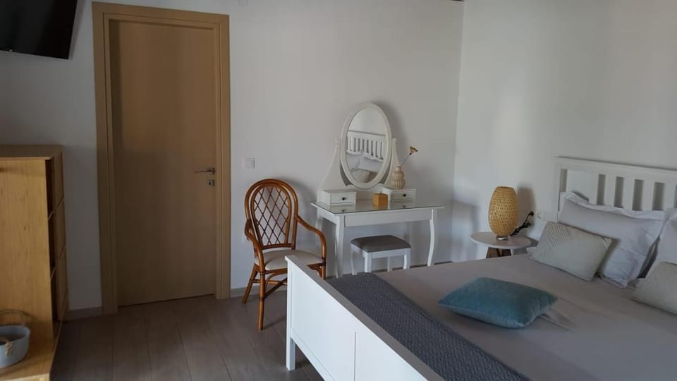 Bed, TV and multimedia, wardrobe