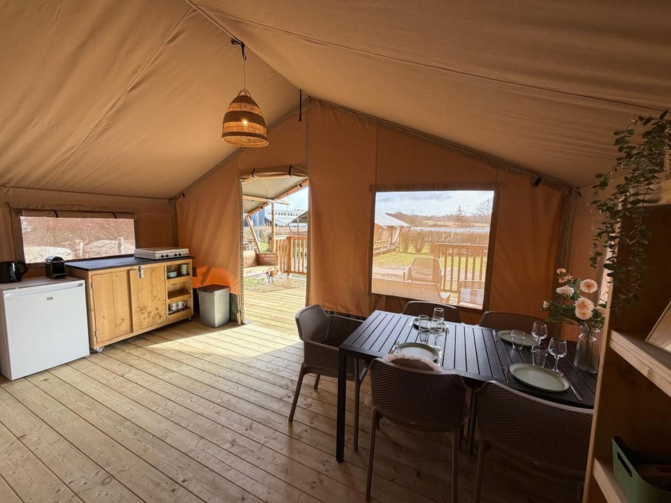 Dining area, kitchen