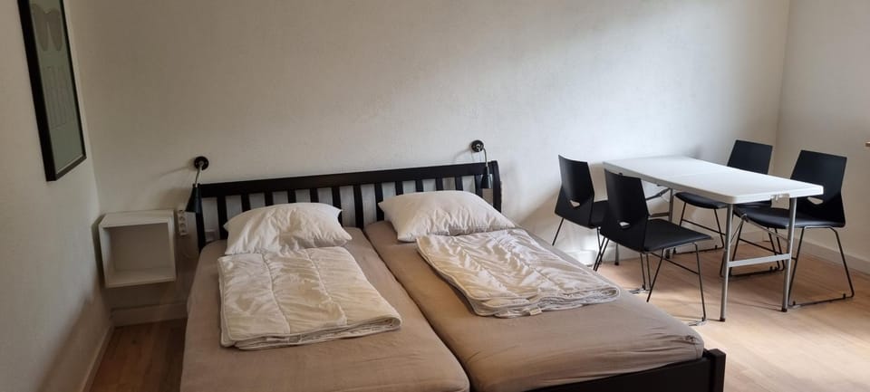 Bed, Seating area, Dining area