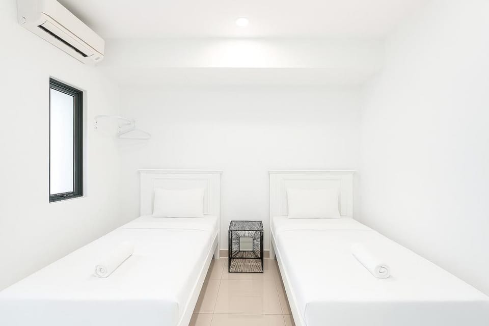 Seaview Seafront Duplex in Town with WiFi & Full Kitchen 66 Apartment in George Town