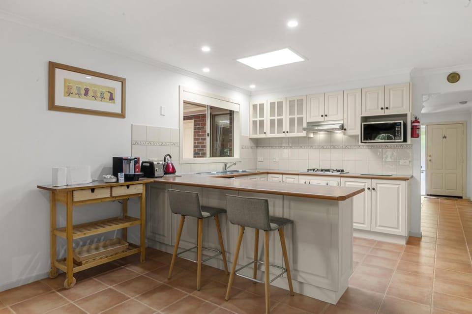 Charming 3-Bed Family Home with Amazing Garden House in Melbourne