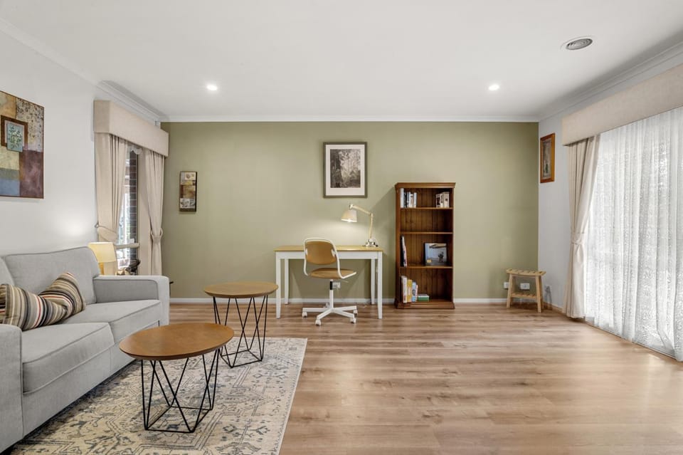 Charming 3-Bed Family Home with Amazing Garden House in Melbourne