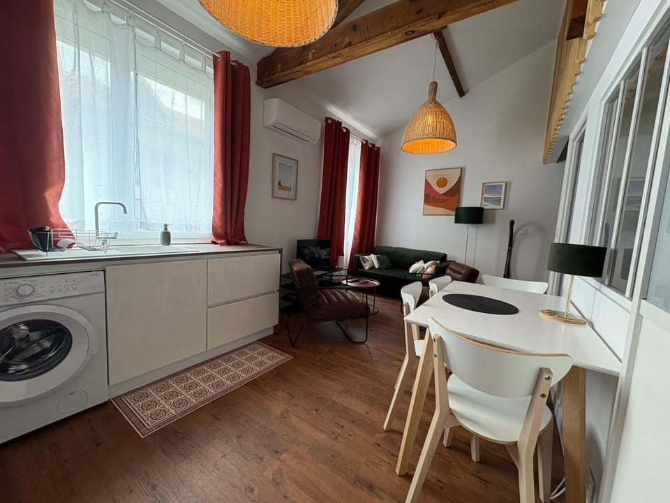 TV and multimedia, Kitchen or kitchenette, Dining area, washing machine