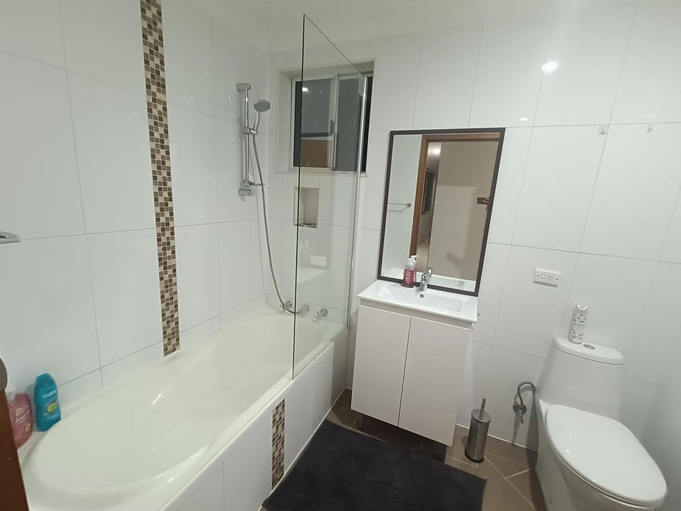 Spacious Queen Room in Large, Two Story Home - GB Vacation rental in Merrylands