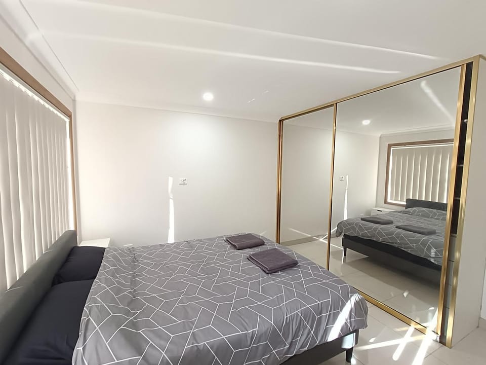 Spacious Queen Room in Large, Two Story Home - GB Vacation rental in Merrylands