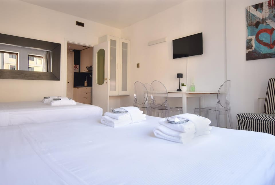 Bed, TV and multimedia, Bedroom, towels