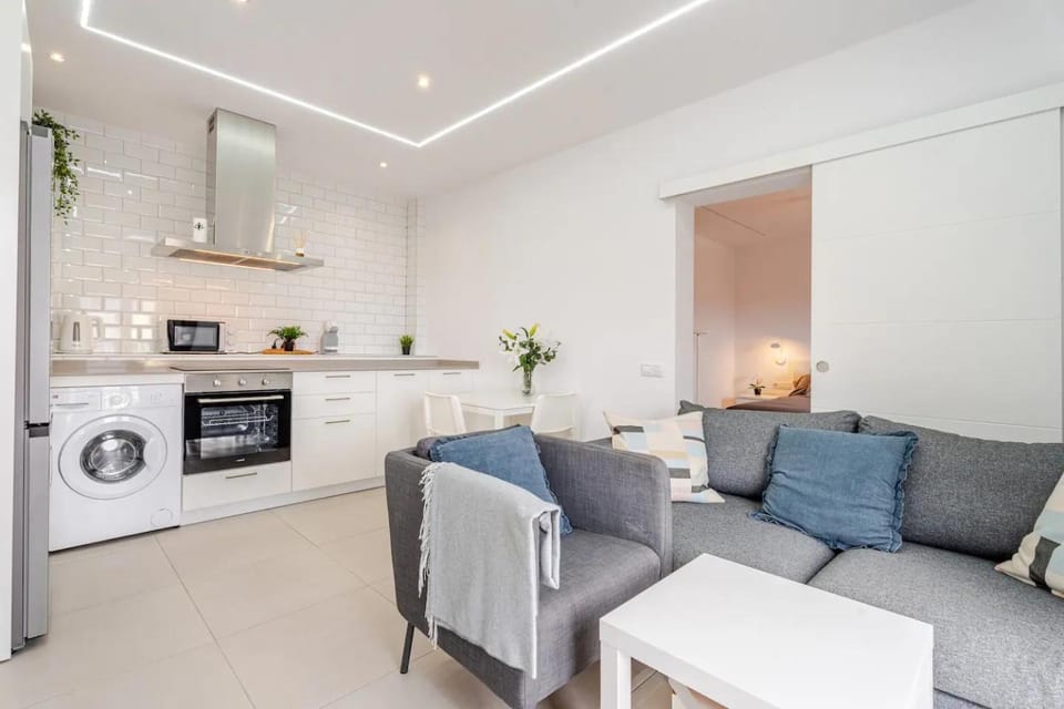 Kitchen or kitchenette, Living room, Seating area, oven, stove