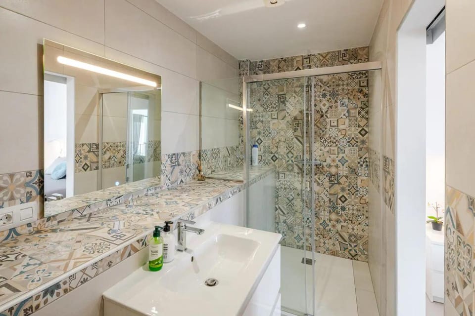 Shower, Bathroom, Bath, towels