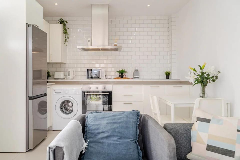 Kitchen or kitchenette, Living room, Seating area, Dining area, oven