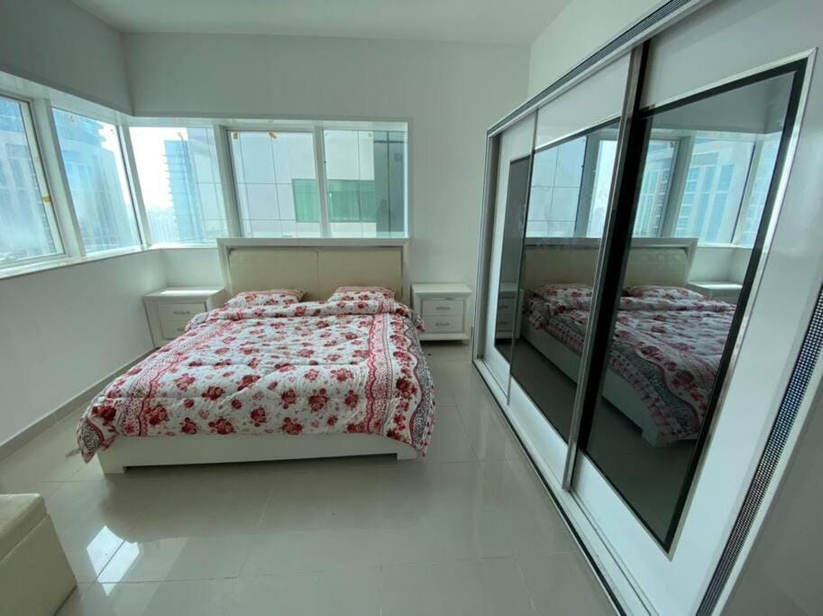 2 bedroom with 4 king Size Beds Apartment in Dubai