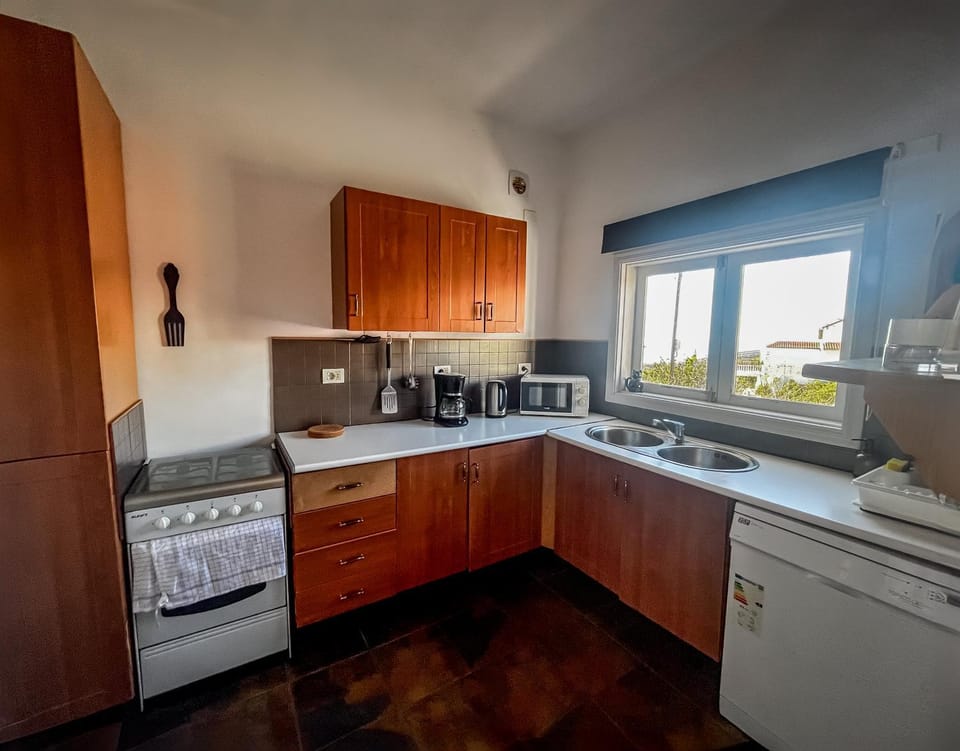 Coffee/tea facilities, Kitchen or kitchenette, microwave, oven, stove