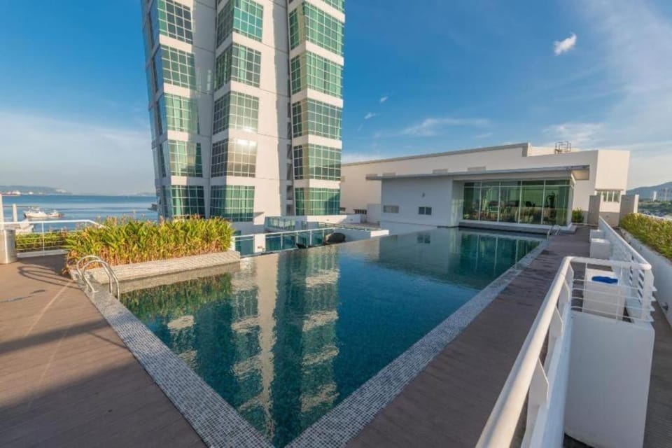 Seaview Seafront Duplex in Town with WiFi & Full Kitchen 83A Apartment in George Town