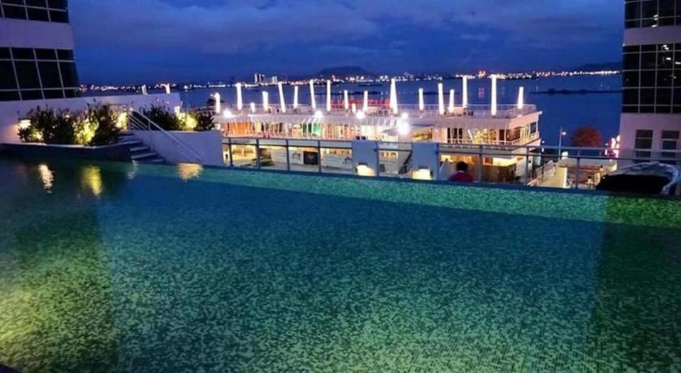 Seaview Seafront Duplex in Town with WiFi & Full Kitchen 83A Apartment in George Town