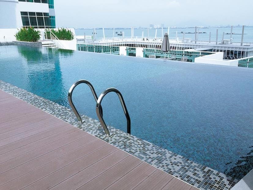 Seaview Seafront Duplex in Town with WiFi & Full Kitchen 83A Apartment in George Town