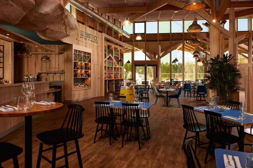 Restaurant/places to eat, Lounge or bar, Banquet/Function facilities, Seating area