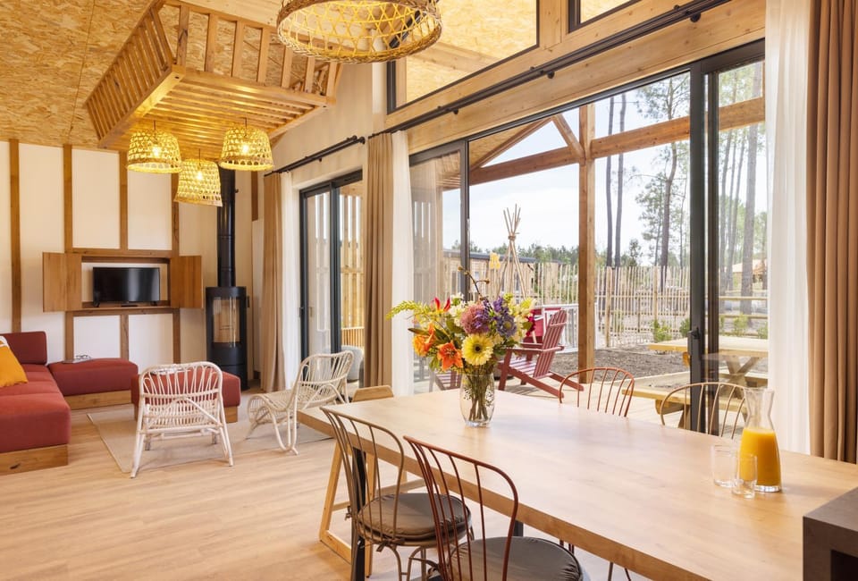 Patio, Communal lounge/ TV room, TV and multimedia, Balcony/Terrace, Kitchen or kitchenette, Living room, Seating area, Dining area, Evening entertainment