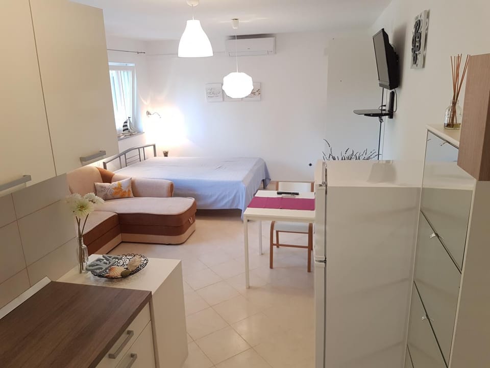 Kitchen or kitchenette, Dining area, Bedroom