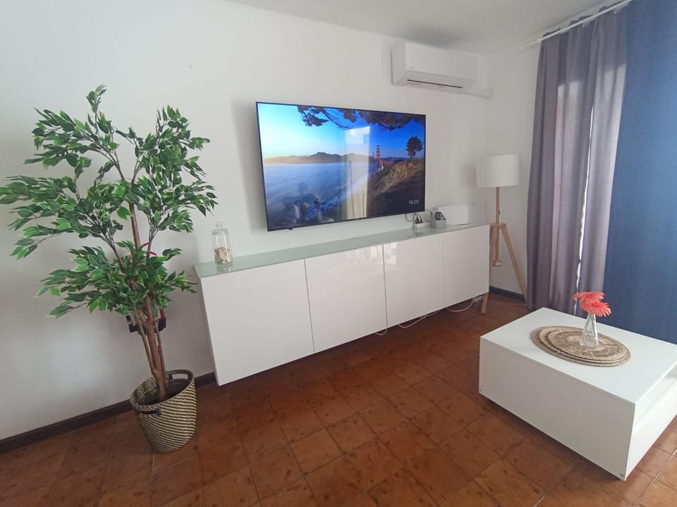 Communal lounge/ TV room, TV and multimedia, Evening entertainment, air conditioner