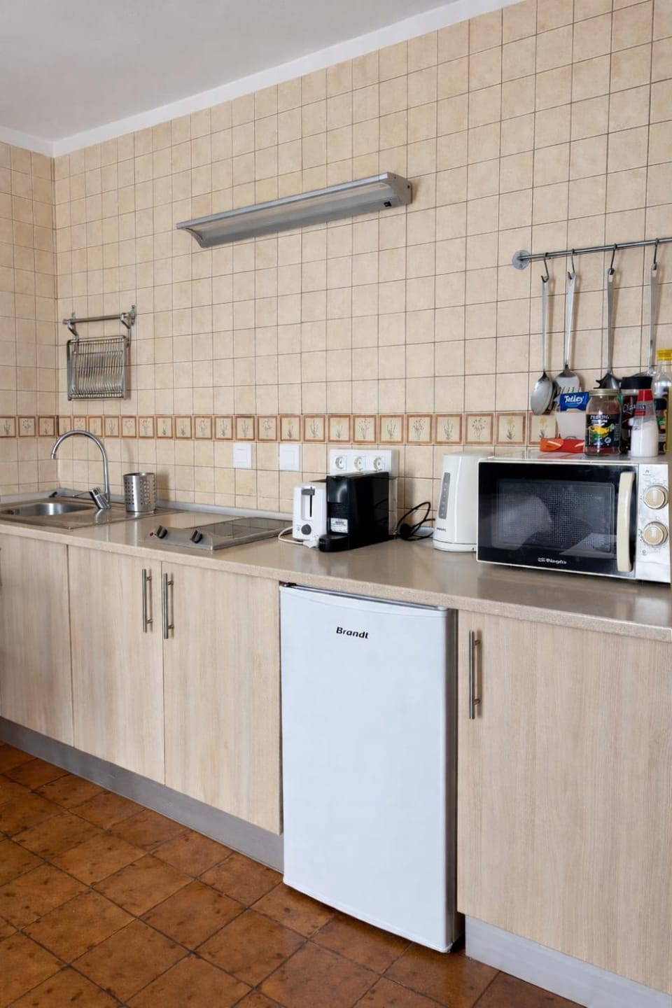 microwave, stove, kitchen