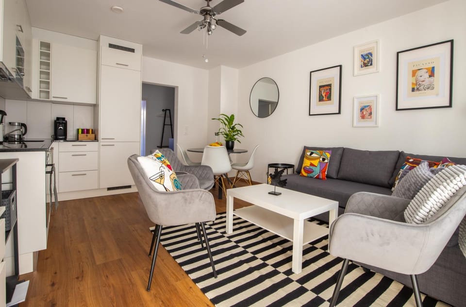 Kitchen or kitchenette, Living room, Seating area, Dining area