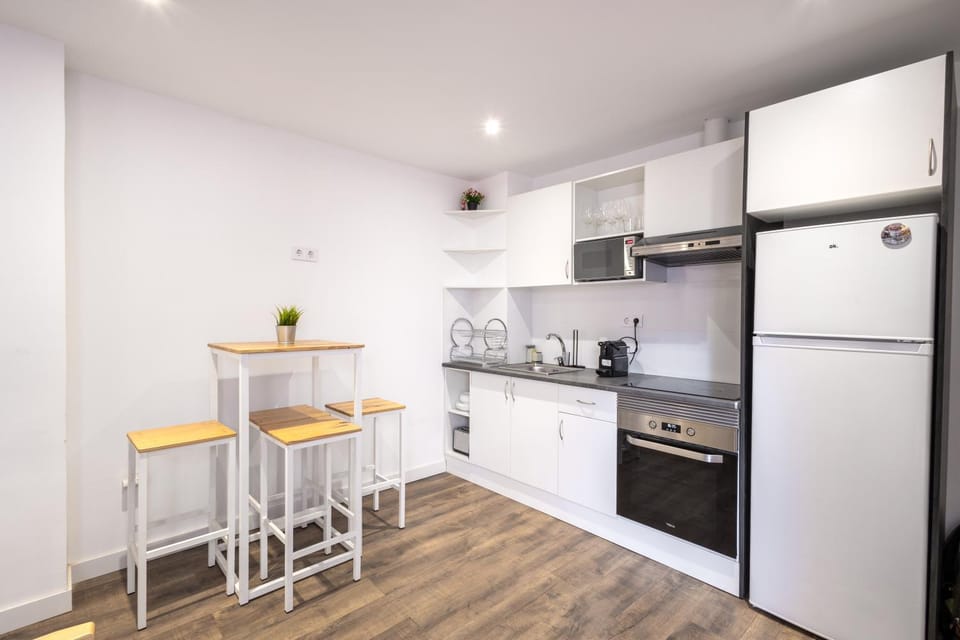 Kitchen or kitchenette, Dining area, oven, stove