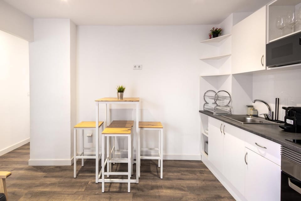 Coffee/tea facilities, Kitchen or kitchenette, Dining area, stove