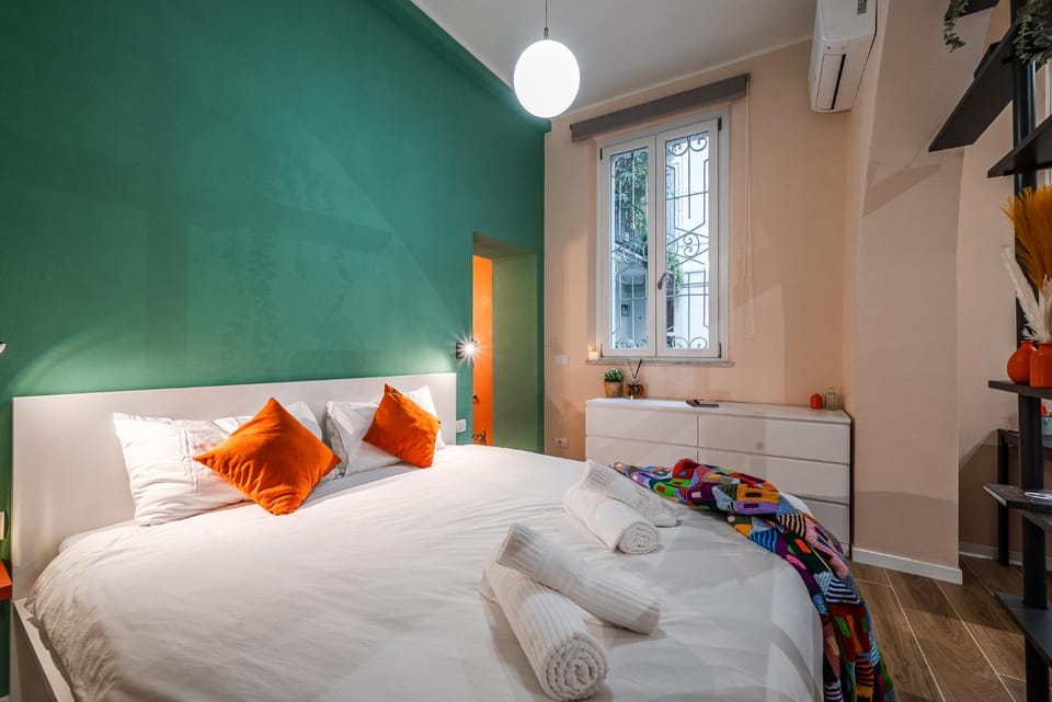 Bed, Bedroom, towels, air conditioner
