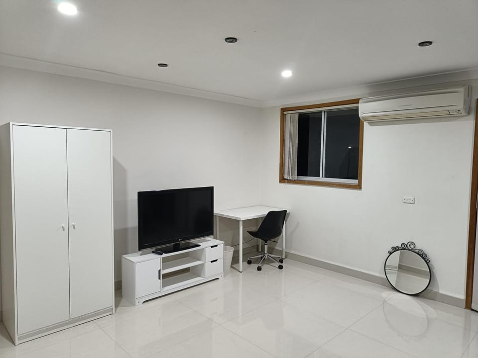 Large, Family Room with Spacious, Private Balcony - GE Vacation rental in Merrylands