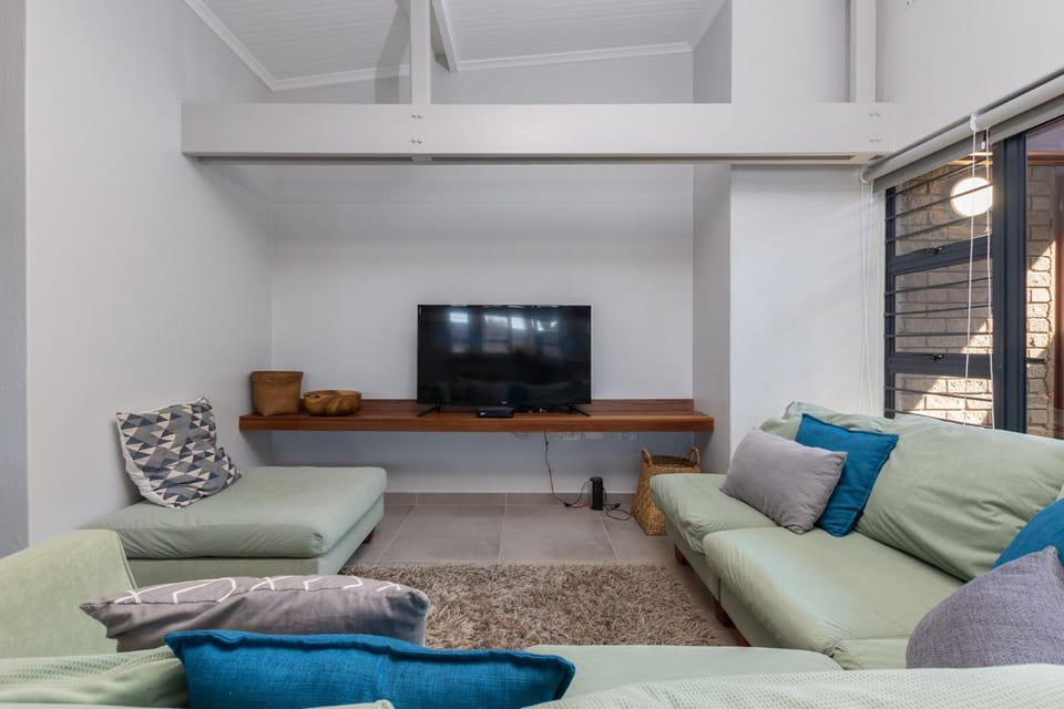 Communal lounge/ TV room, TV and multimedia, Living room, Seating area