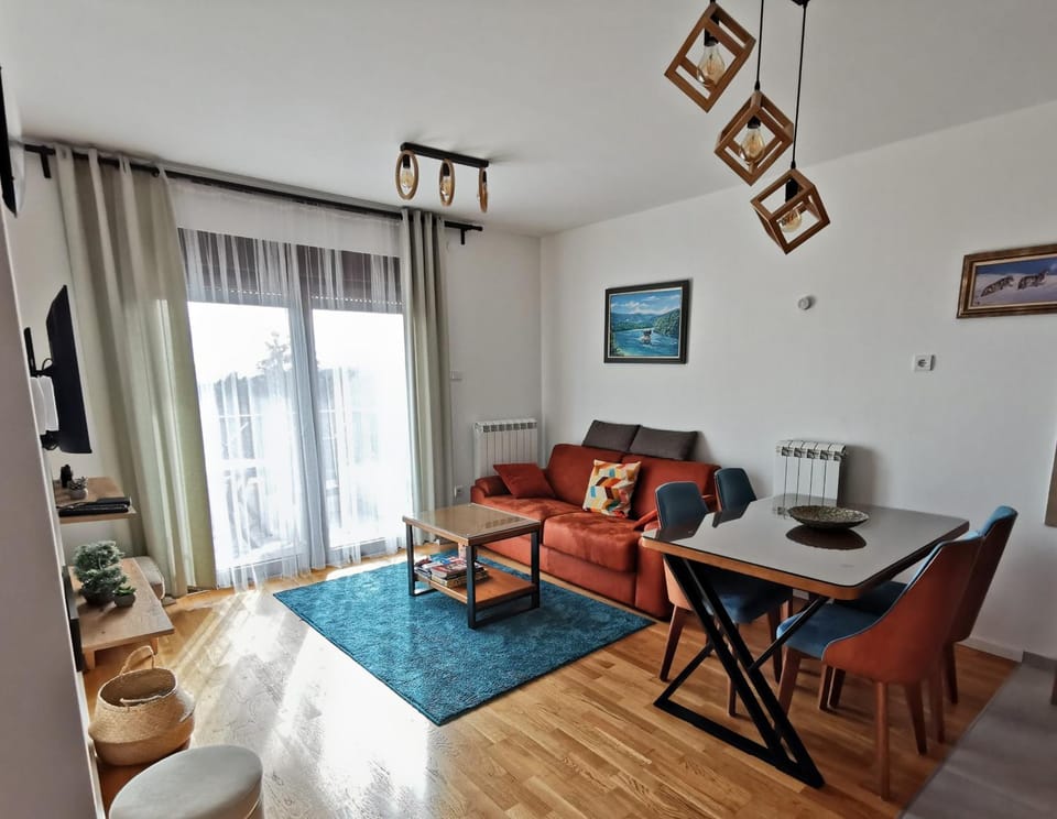 TV and multimedia, Living room, Seating area, Dining area