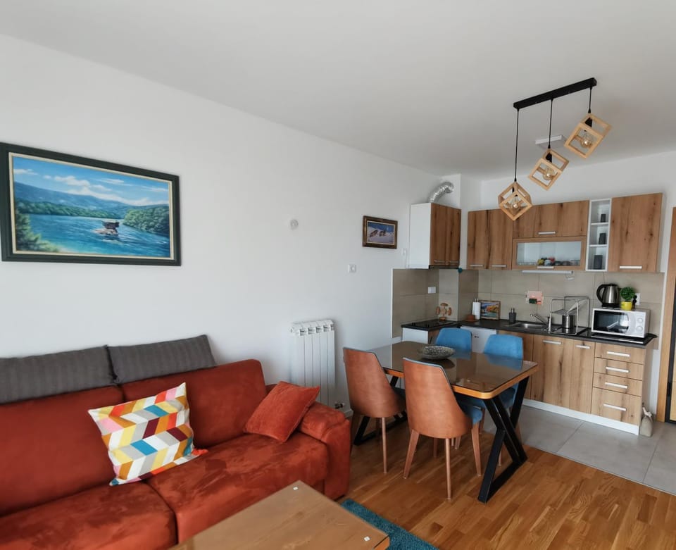 Coffee/tea facilities, Kitchen or kitchenette, Living room, Seating area, Dining area, stove, toaster
