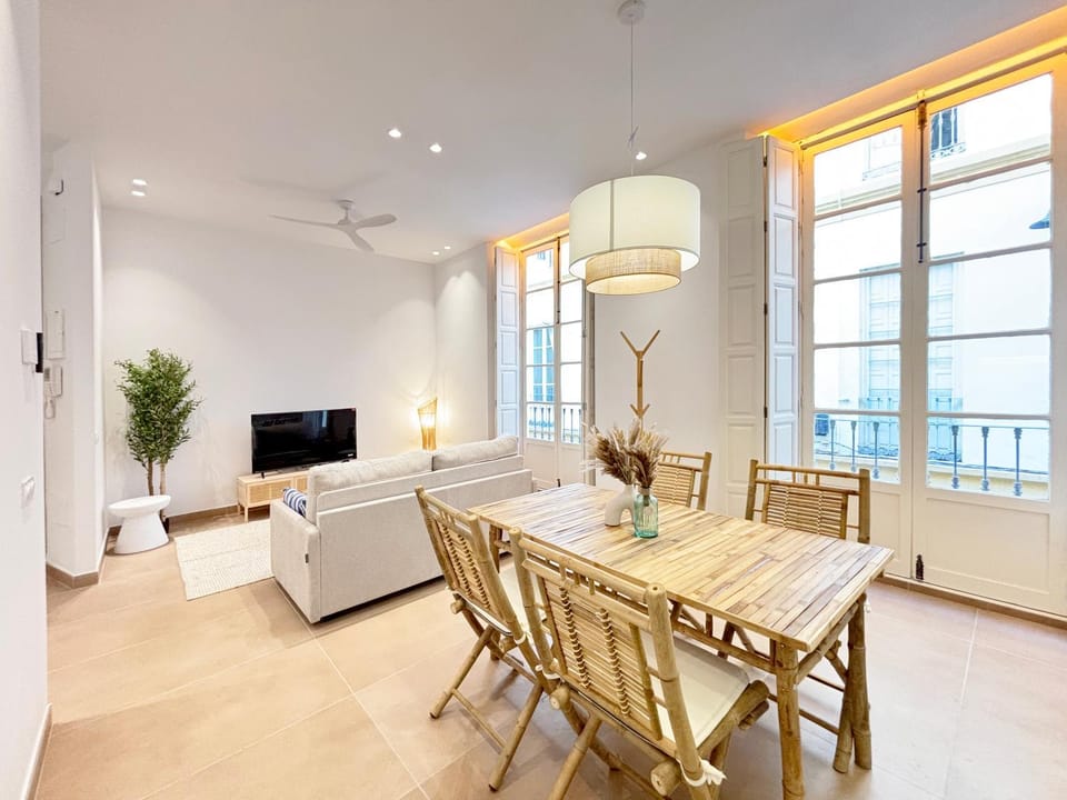 TV and multimedia, Living room, Seating area, Dining area