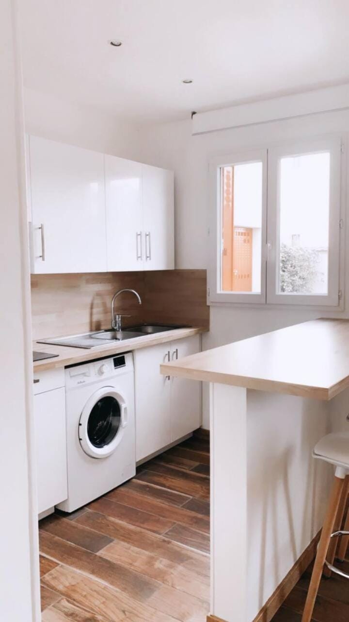 Kitchen or kitchenette, stove, washing machine
