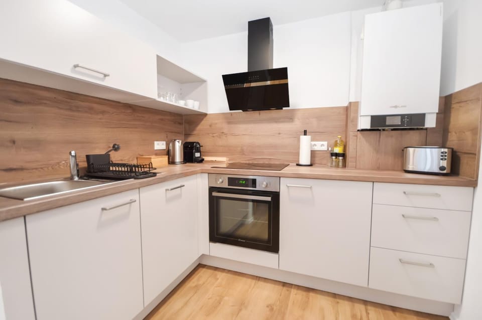Coffee/tea facilities, Kitchen or kitchenette, dishwasher, oven, stove, toaster