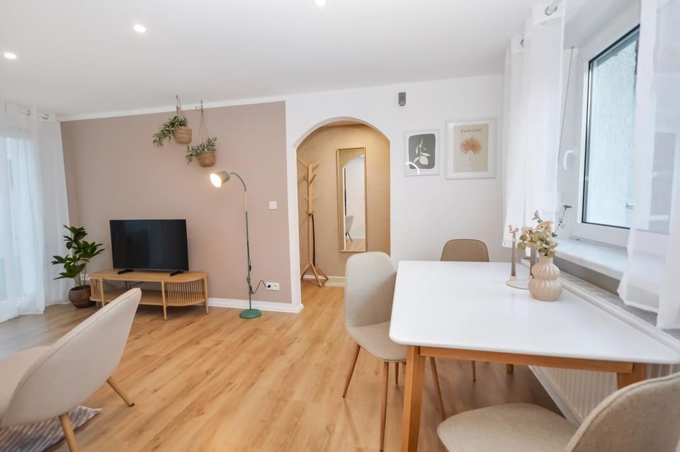 Communal lounge/ TV room, TV and multimedia, Living room, Seating area, Dining area, Evening entertainment