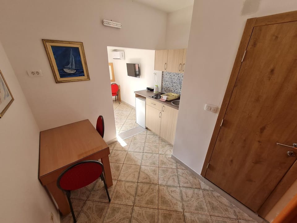 Kitchen or kitchenette, Living room, Seating area